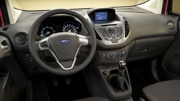 Το εσωτερικό του Tourneo Courier έχει όμορφη σχεδίαση, «ντύνεται» αποκλειστικά με σκληρά στην αφή υλικά, ενώ έχει πολλές θήκες για μικροαντικείμενα.